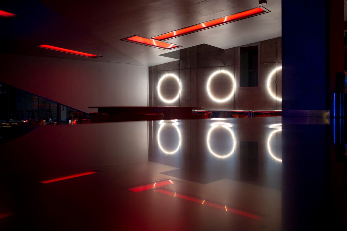 Uscire per entrare: come RAUS prova a riscrivere la nightlife milanese