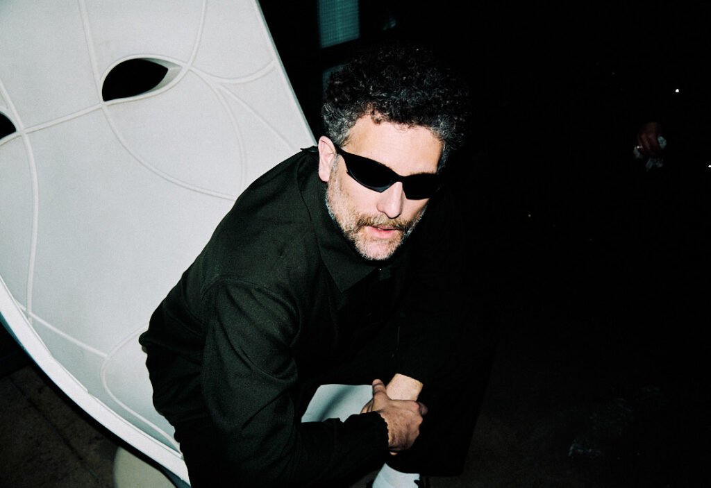 JACKET & T-SHIRT SALOMONPANTS STYLIST’S ARCHIVE SUNGLASSES OAKLEY
